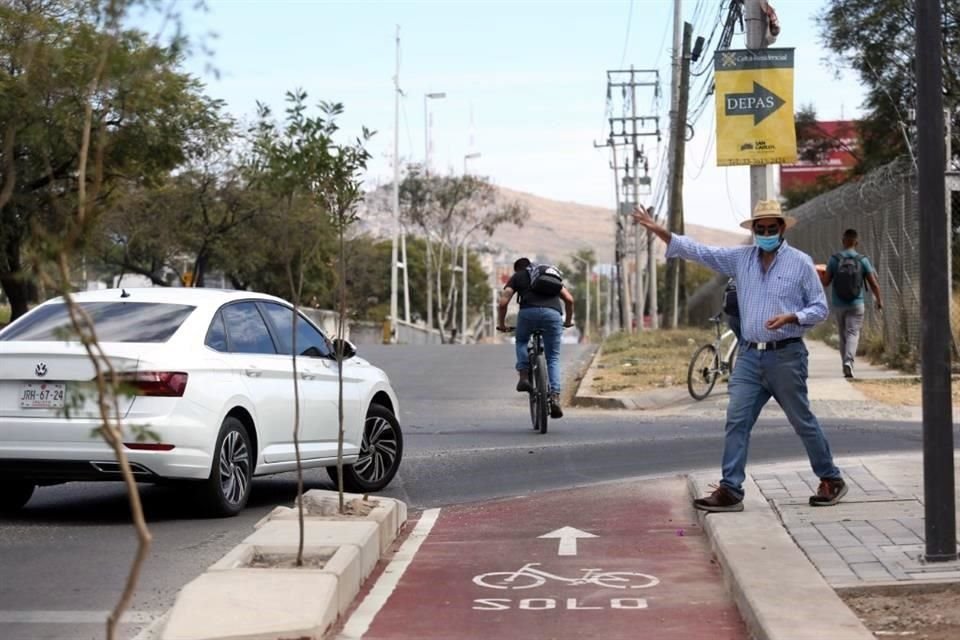 ¿Y AHORA PARA DÓNDE? La ciclovía que va al ITESO se termina de forma abrupta.