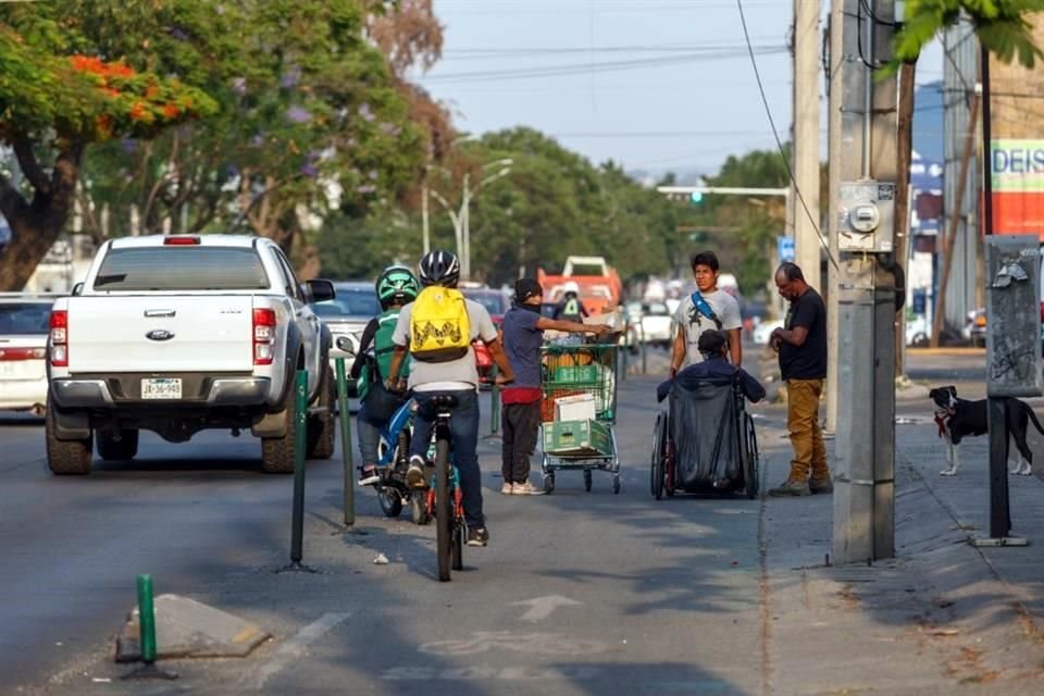 SIN PASO LIBRE. Es común que se les obstruya el paso a los ciclistas, como en este caso de Avenida Washington y Federalismo.