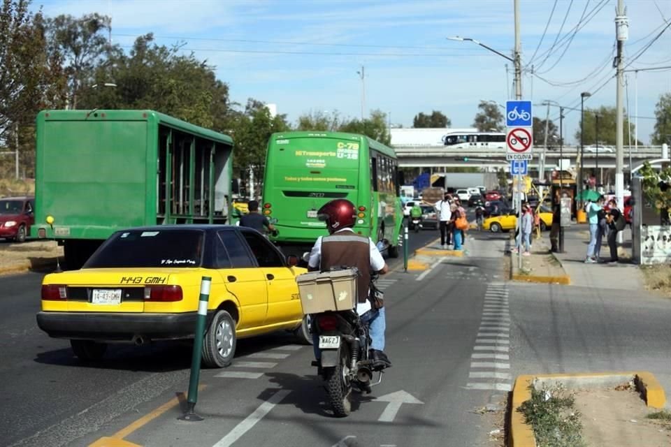 Otra de las situaciones irregulares que ocurren con gran frecuencia en las ciclovías es que son utilizadas por motociclistas, pese a que lo tienen prohibido.