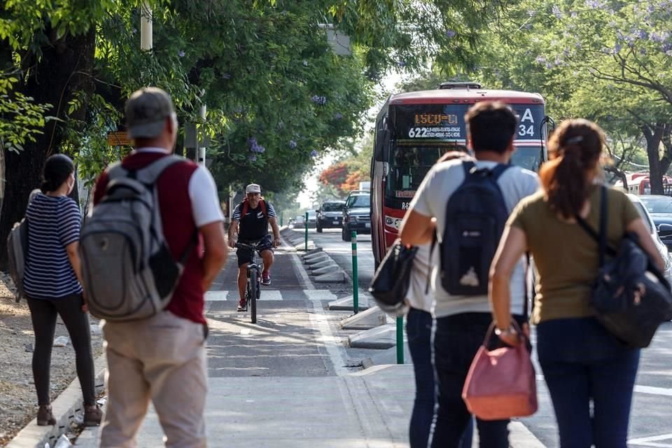 Además, los ciclistas en varias de las vías deben sortear a peatones, quienes no tienen otra que invadirla para tomar el camión.