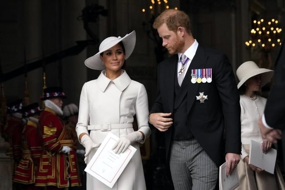 Enrique y Meghan aparecieron en la misa de acción de gracia por los 70 años de reinado de Isabel II, robando cámara, aunque sin la presencia de la monarca.