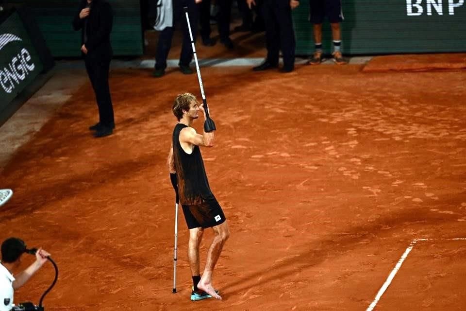 Zverev salió en muletas a felicitar a Nadal y despedirse del público.