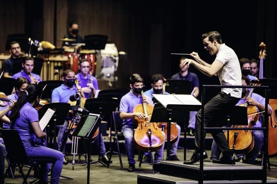 En el Conjunto Santander de Guadalajara, Juan Pablo Contreras trabajó con 45 músicos menores de 35 años, provenientes de varios países: Rusia, Estados Unidos, España, Costa Rica, México, Portugal y Venezuela.