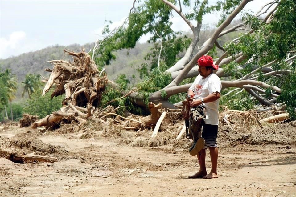 Fenómenos como el huracán Agatha, que causó devastación en las comunidades costeras de Oaxaca, evidencian la crisis climática.