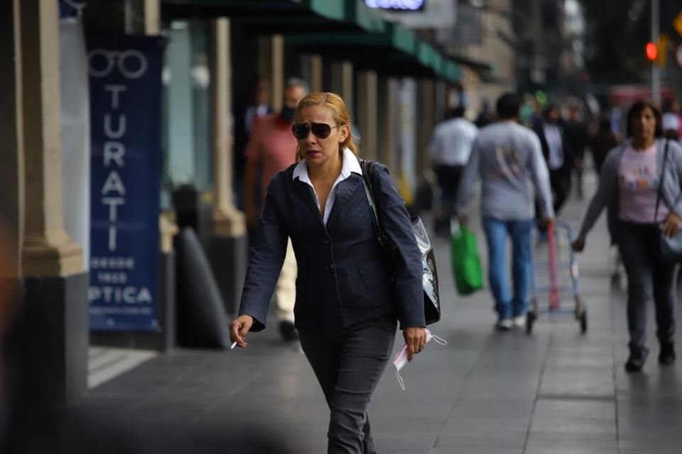 Autoridades capitalinas señalaron que no se aplicarán multas a personas que fumen en los espacios donde aplica la restricción desde el martes, en el Centro Histórico.