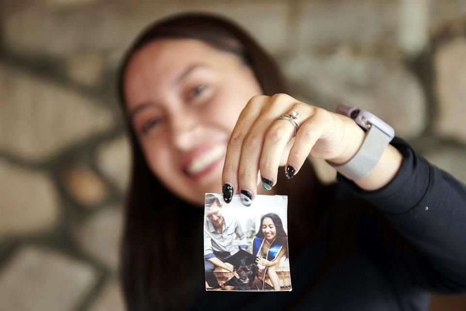Katya Echazarreta, ingeniera nacida en México llevó consigo al espacio una fotografía de ella y su familia.