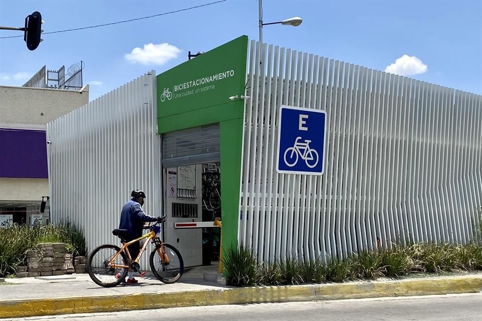 El espacio cuenta con 128 lugares, pero ciclistas acusaron que hay personas que dejan sus bicicletas por días.