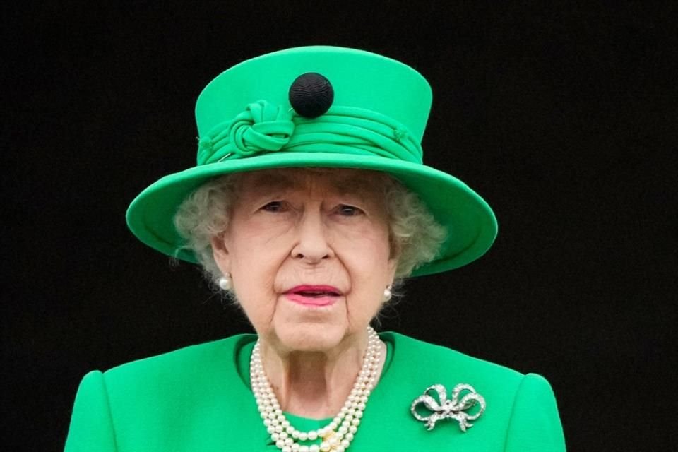 La Reina Isabel II finalizó los festejos del Jubileo de Platino con una aparición sorpresa en el Palacio de Buckingham, pese a su salud.