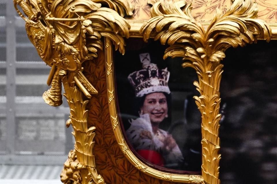 Durante el desfile, la carroza de oro contó con imágenes holográficas de la monarca.