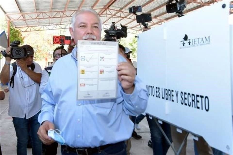 César Verástegui Ostos, candidato de la coalición PRI-PAN-PRD, emitió su voto en Xicoténcatl, de donde es originario.