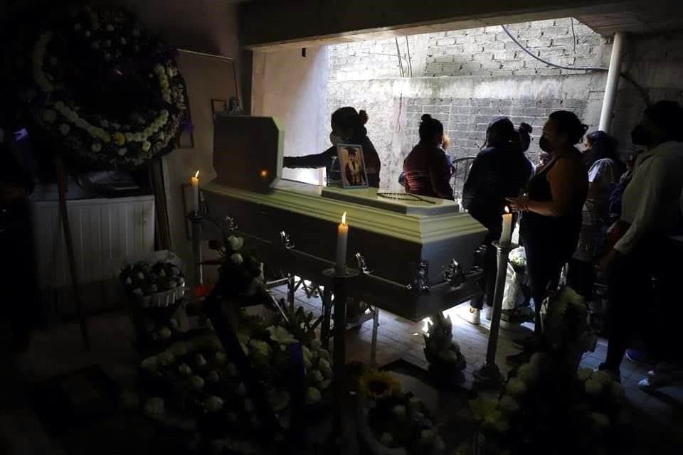 Tras un día de una imparable búsqueda, hoy, su mamá y familiares, lloran frente a la caja blanca en la que están sus restos. 