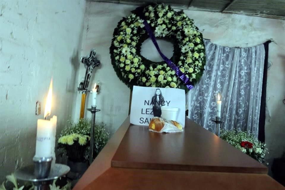 El féretro fue colocado en la sala de la vivienda flanqueado por arreglos y coronas con flores blancas. 