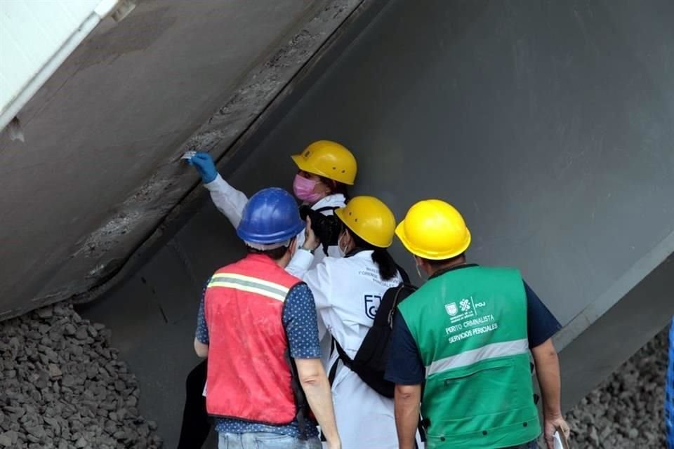 Peritos de la Fiscalía General de Justicia laboran en la zona del incidente en conjunto con bomberos y seguridad del Metro.