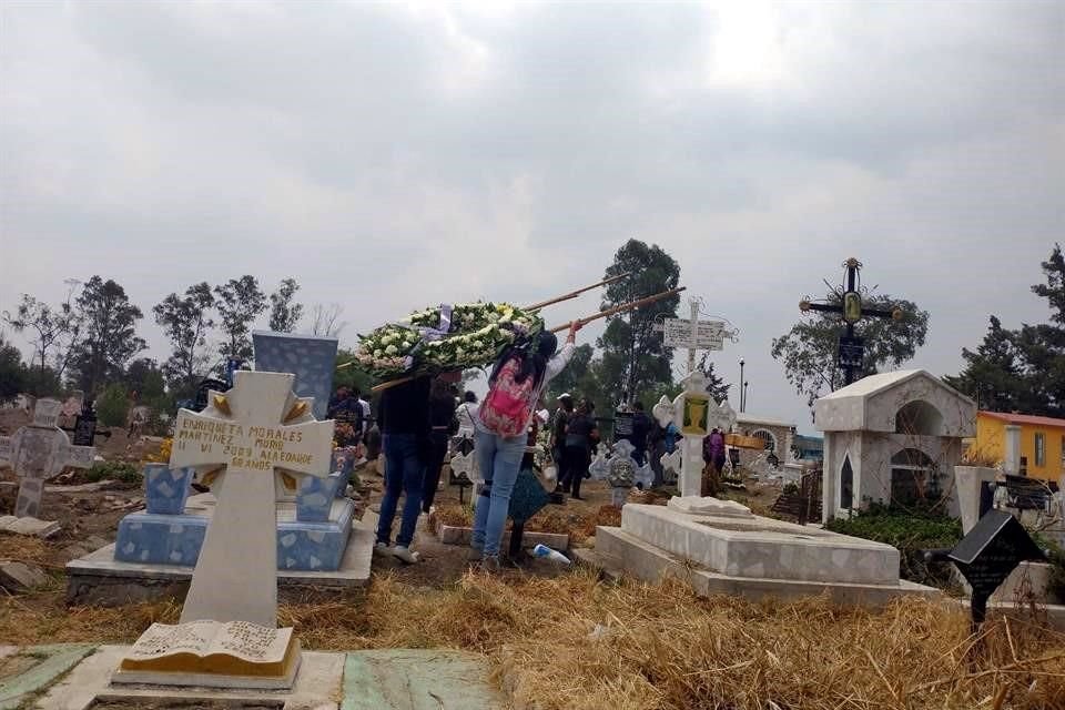 Sus restos fueron enterrados en el Panteón de San Lorenzo Tezonco, a unos metros de donde ocurrió el siniestro de la Línea 12 del Metro.