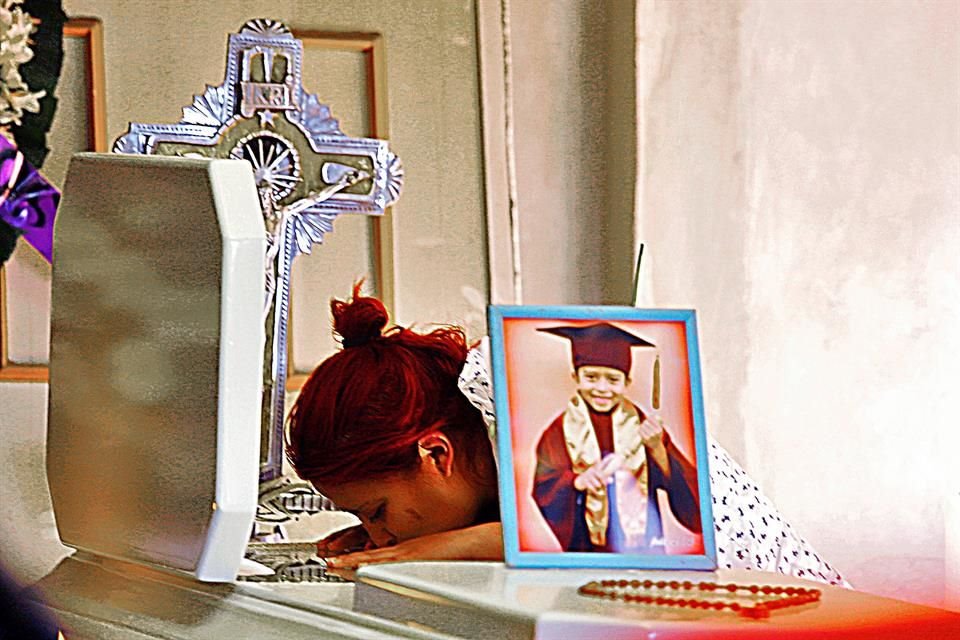 Inconsolable, Marisol Tapia despidió ayer a su hijo Brandon, víctima del desplome en la Línea 12. Los restos del niño fueron sepultados en el Panteón de San Lorenzo Tezonco.