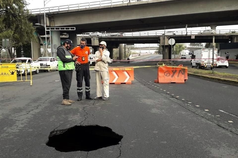 Un socavón se abrió a la altura de la Colonia Moctezuma, Alcaldía Venustiano Carranza.