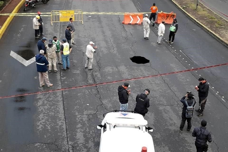 Los socorristas aseguraron que el terreno se desgajó por dentro debido a una fuga en la red de drenaje y con la lluvia de ayer se reblandeció la capa superficial.