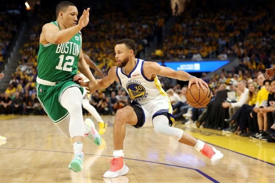 Stephen Curry lideró al equipo californiano.