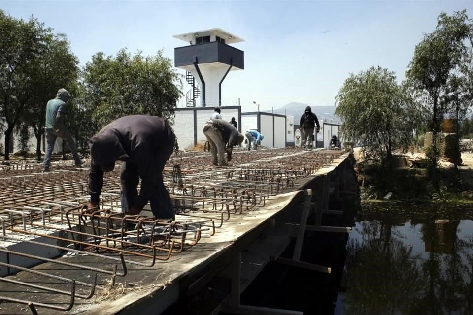 El cuartel fue colocado a un costado del Canal de Chalco; actualmente un puente de concreto es instalado por trabajadores.