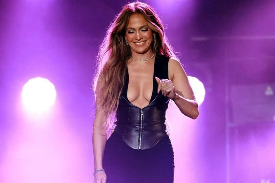 Jennifer Lopez lució radiante al subir al escenario para recoger su Premio Generación.