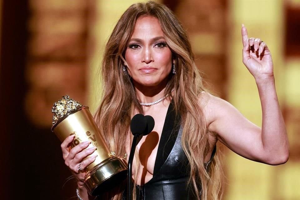 El Premio Generación, entregado a artistas cuya relevancia en cine y TV es grande, fue a dar a las manos de Jennifer Lopez este año.