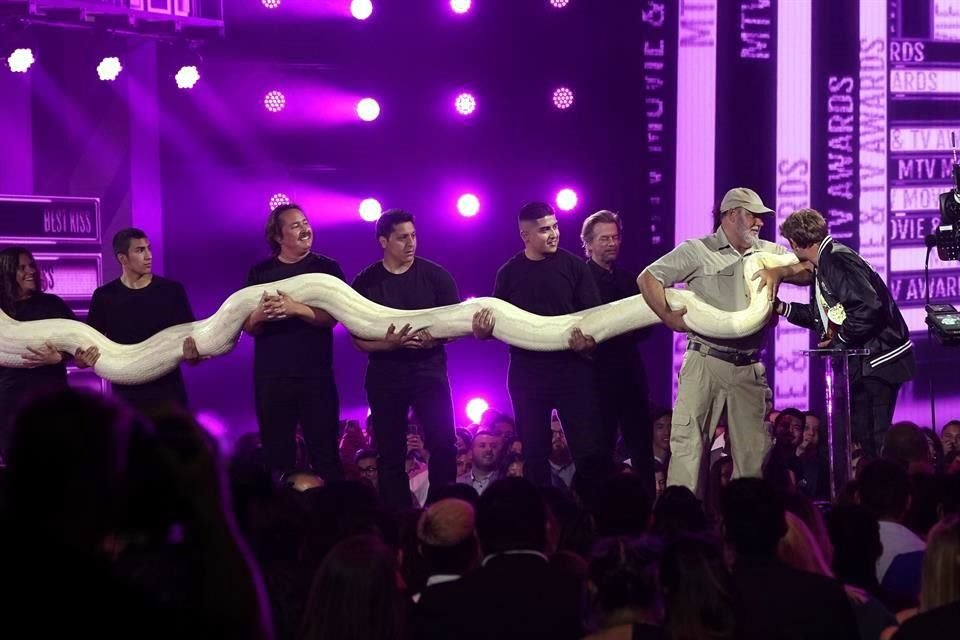 Sean 'Poopies' McInerney besó a una anaconda en el escenario de los premios, luego de ganar una categoría que premió justo la misma hazaña.