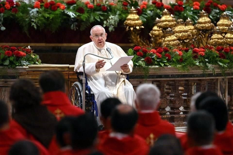 El Papa Francisco se ha visto obligado a moverse en silla de ruedas debido a problemas en la rodilla.