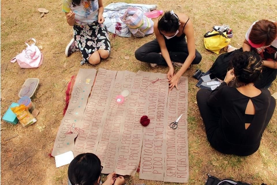 Entre los proyectos destaca el de la colectiva Niñas Anómalas, que provoca encuentros afectivos de sanación a través de la práctica del bordado como una estrategia de memoria.