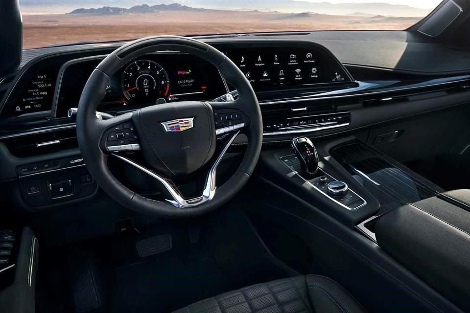En el interior se destaca la pantalla OLED curva que se une al cuadro de instrumentos para lograr 38 pulgadas.