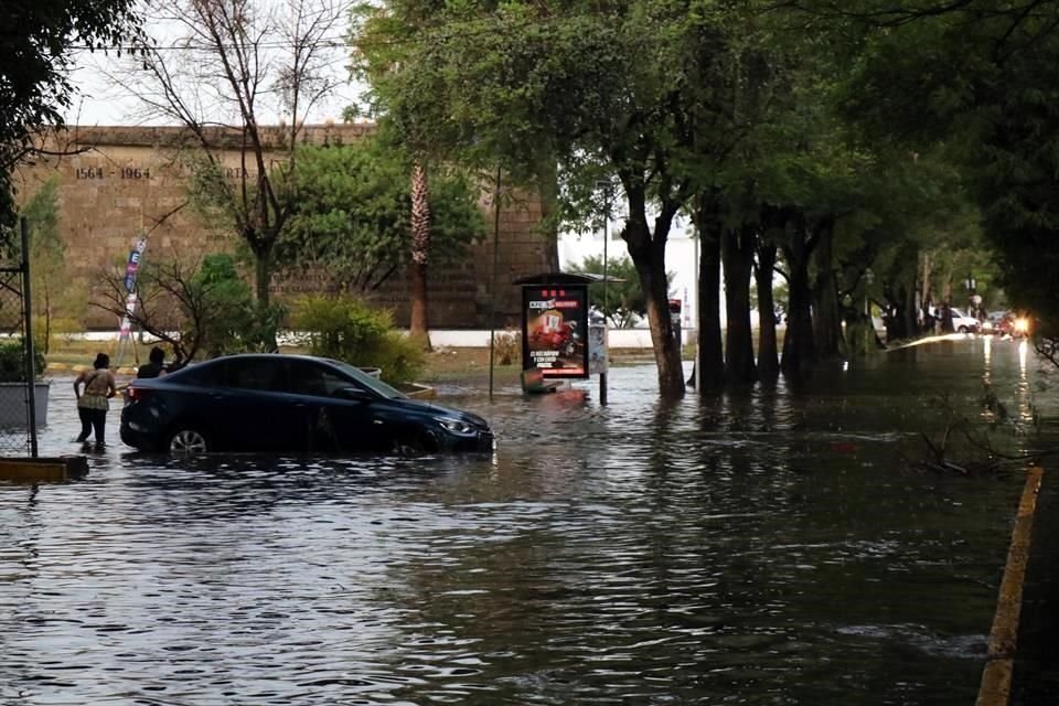 La lluvia de este lunes causó varios estragos en casi toda el AMG, como en López Mateos Sur, donde un vehículo quedó varado en la Unidad Administrativa Las Águilas.