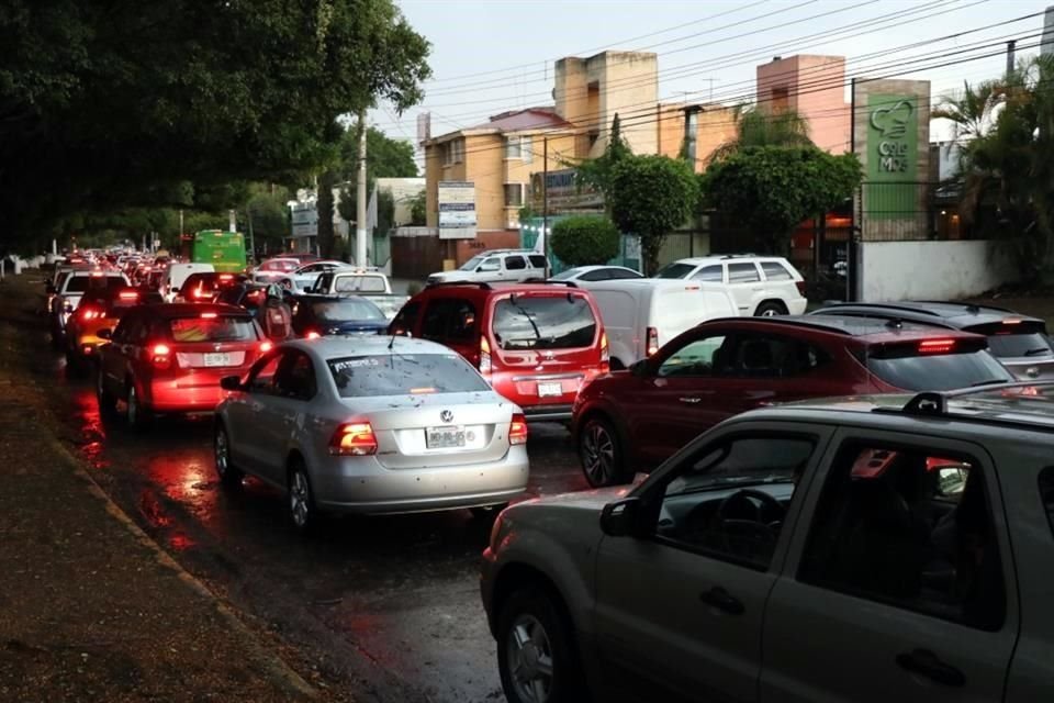 Colonias como La Calma, Arboledas y Paseos del Sol padecieron el chubasco. Mariano Otero fue un estacionamiento.