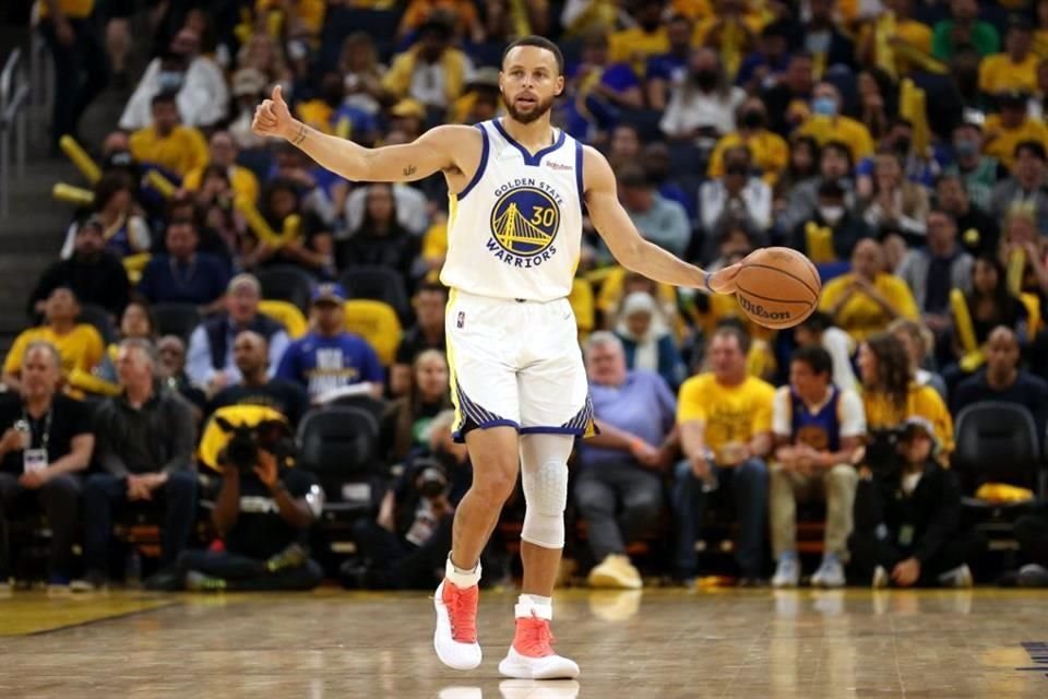 Stephen Curry lleva guardia 12 triples en 2 juegos.