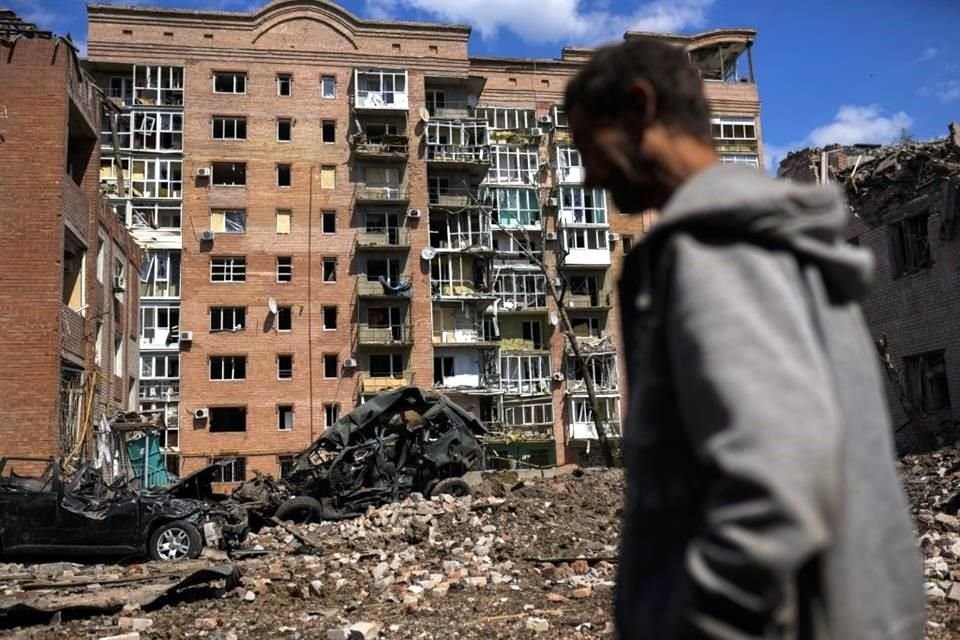 Un hombre camina junto a un edificio de departamentos en Bakhmut, en el este de Ucrania.