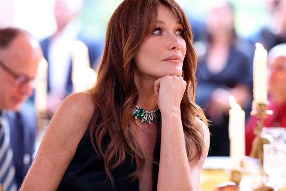 Carla Bruni, otra de las invitadas VIP, esperó paciente su momento de subir al escenario para cantar.