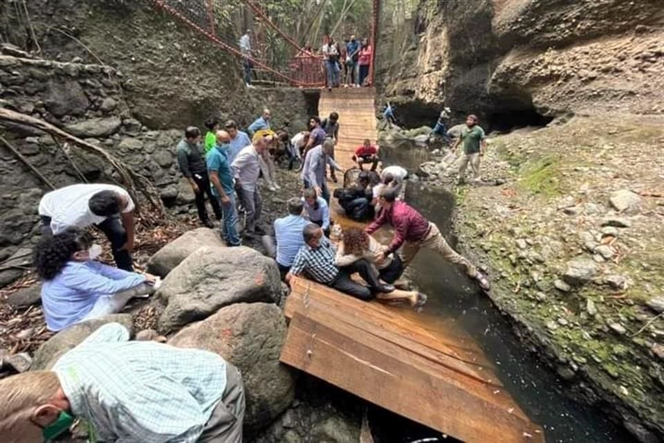 El puente colgante del Paseo Ribereño colapsó cuando lo cruzaban el Alcalde de Cuernavaca Julio Urióstegui, su esposa y otros funcionarios.