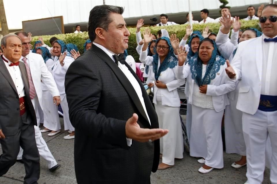 Fieles de la Iglesia La Luz del Mundo compararon el juicio que enfrenta su líder Naasón Joaquín García, con la crucifixión que vivió Jesús.