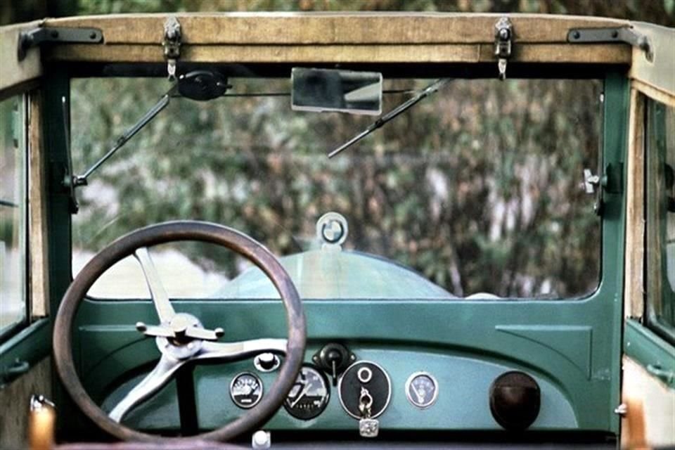 dentro del interior contaba con un espacio amplio y cómodo para el conductor y pasajeros.