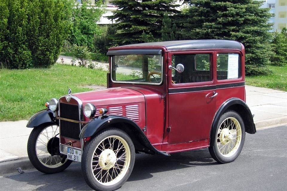 BMW optó por un motor cuatro cilindros de 0.7 litros que producía una potencia de 15 caballos de fuerza.