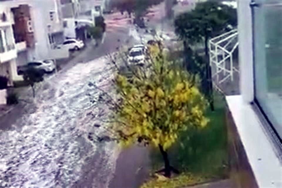 Una fuerte creciente en el Coto B de La Cima arrastró autos, derribó una barda y tumbo árboles tras la tormenta del lunes 6 de junio.