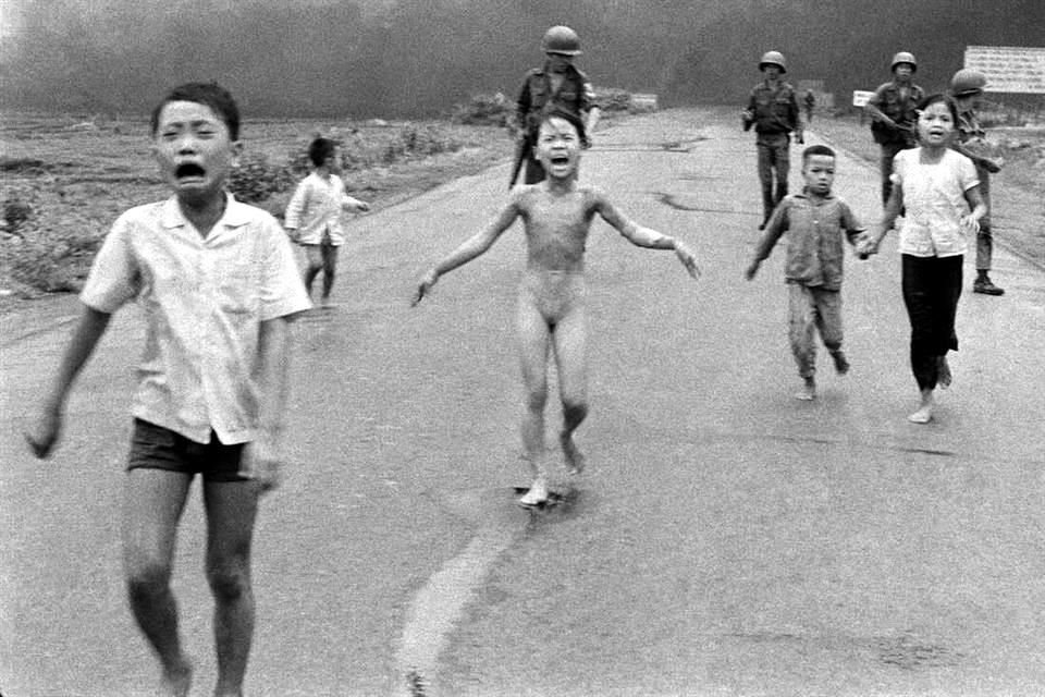 El 8 de junio de 1972, Nick Ut, fotógrafo de The Associated Press, tomó esta imagen de Kim Phuc a los 9 años mientras escapaba de un ataque aéreo con napalm, un agente químico.