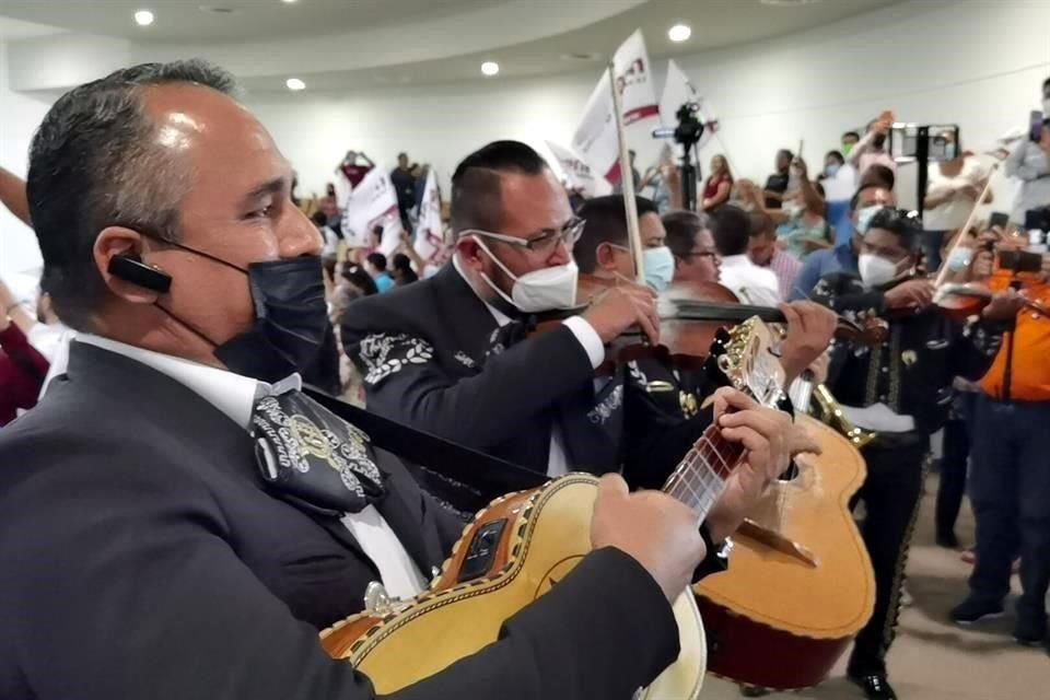 El mariachi fue llevado al Congreso por diputados de Morena para celebrar el triunfo de Américo Villarreal en la elección por la Gubernatura.