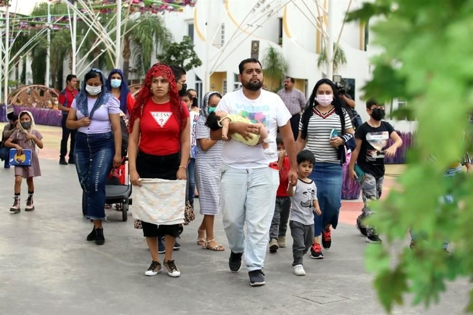 Tras la sentencia de 16 años y 8 meses de prisión a Naasón Joaquín, fieles de La Luz del Mundo se congregaron en la Hermosa Pronvincia.