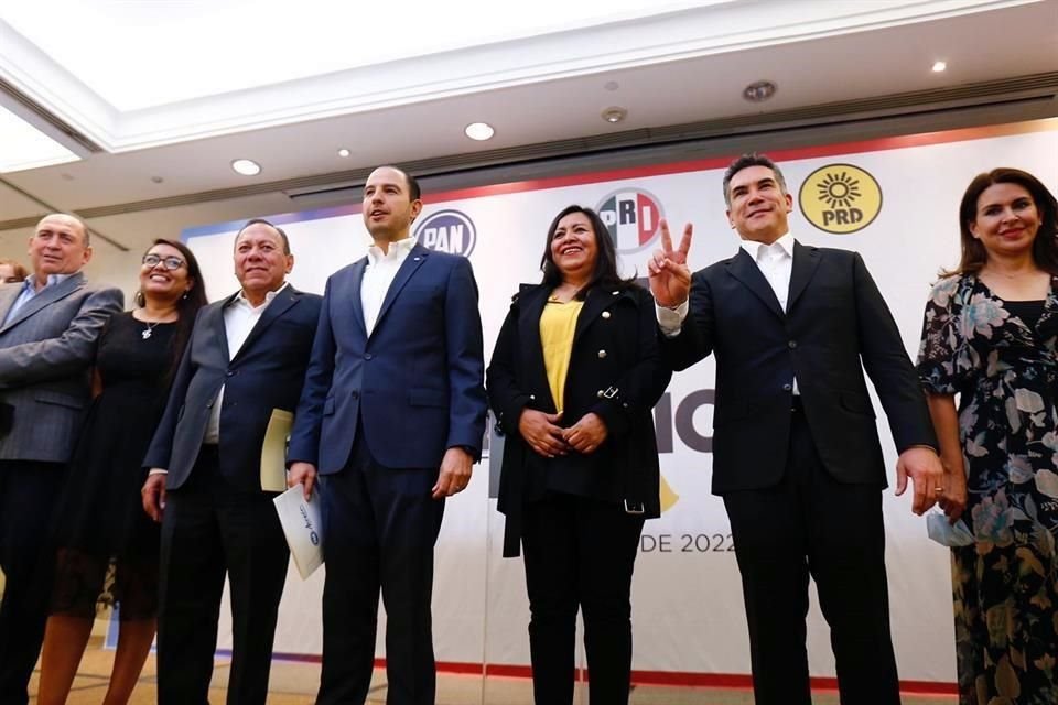 Los dirigentes de PRD, PAN y PRI ofrecieron una conferencia de prensa conjunta.