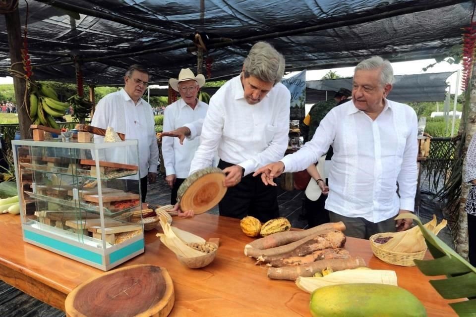 El Presidente Andrés Manuel López Obrador con John Kerry el año pasado en México.