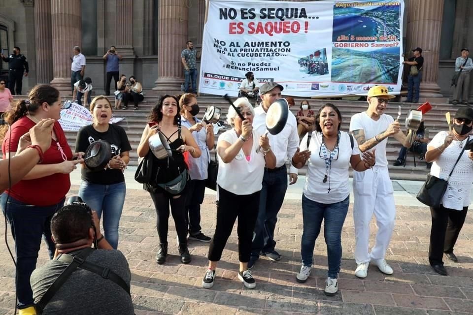 Regios han protestado en varias ocasiones por los recortes; ayer lo hicieron en el Palacio de Gobierno a cacerolazos.