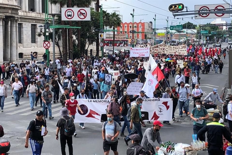 A 51 años de 'El Halconazo', decenas de personas marchan hacia el Zócalo para pedir justicia por las víctimas del 10 de junio de 1971.