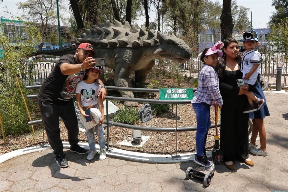 En el parque de Santa Cruz Meyehualco, se abrió una sección equipada con 20 dinosaurios mecánicos, donde se ofrecen recorridos que están a cargo del Museo de Geología de la UNAM.