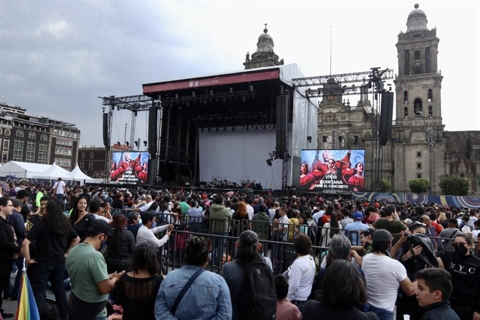 Parte de la multitud pasó horas en el lugar, desde muy temprano, para verlo de cerca.