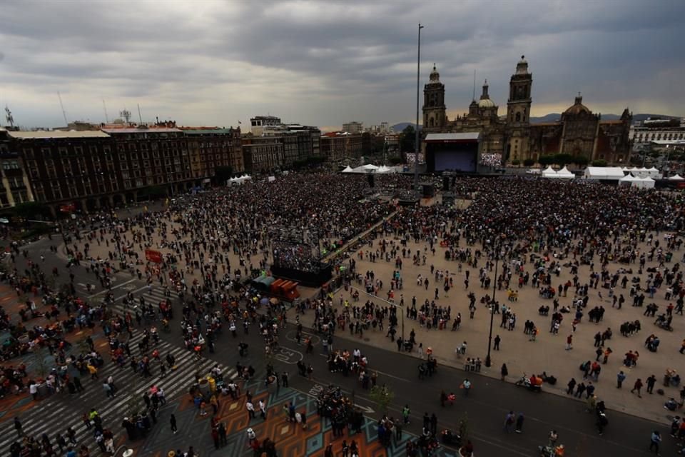 Las personas llegan caminando por 20 de Noviembre, Pino Suárez o 5 de mayo.