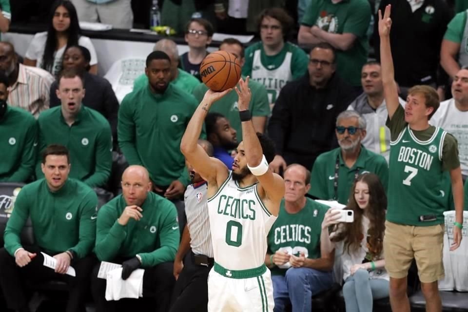 Jayson Tatum anotó 23 puntos para Boston.